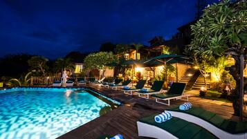 Piscine extérieure, chaises longues