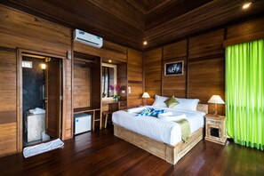 Minibar, in-room safe, desk, laptop workspace - Jenggala Hill (Lembongan Island)