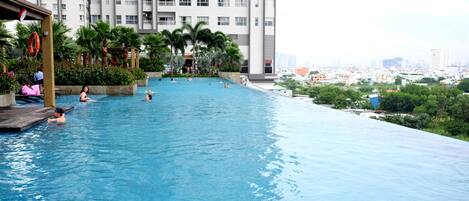 2 hồ bơi ngoài trời, hồ bơi vô cực