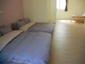 Huis, 2 slaapkamers, keuken (Double & Quadruple Ensuites) | 1 slaapkamer, luxe beddengoed, een bureau, verduisterende gordijnen