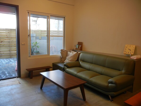 Een 32-inch ledtelevisie met digitale zenders en een televisie