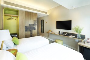 A hotel room with a bed, a TV, a desk, and a wardrobe. - Hotel Ease Access Wan Chai (Hong Kong)