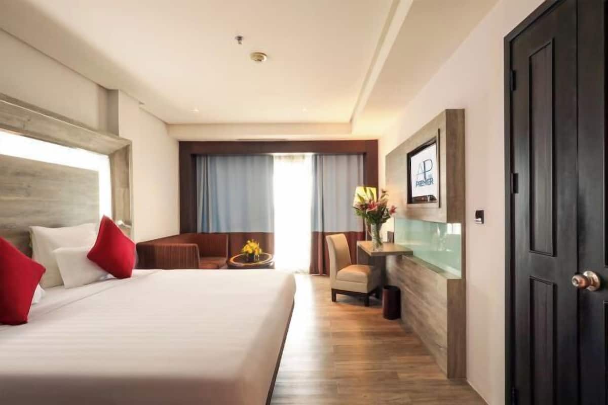 1 bedroom, in-room safe, desk, blackout curtains
