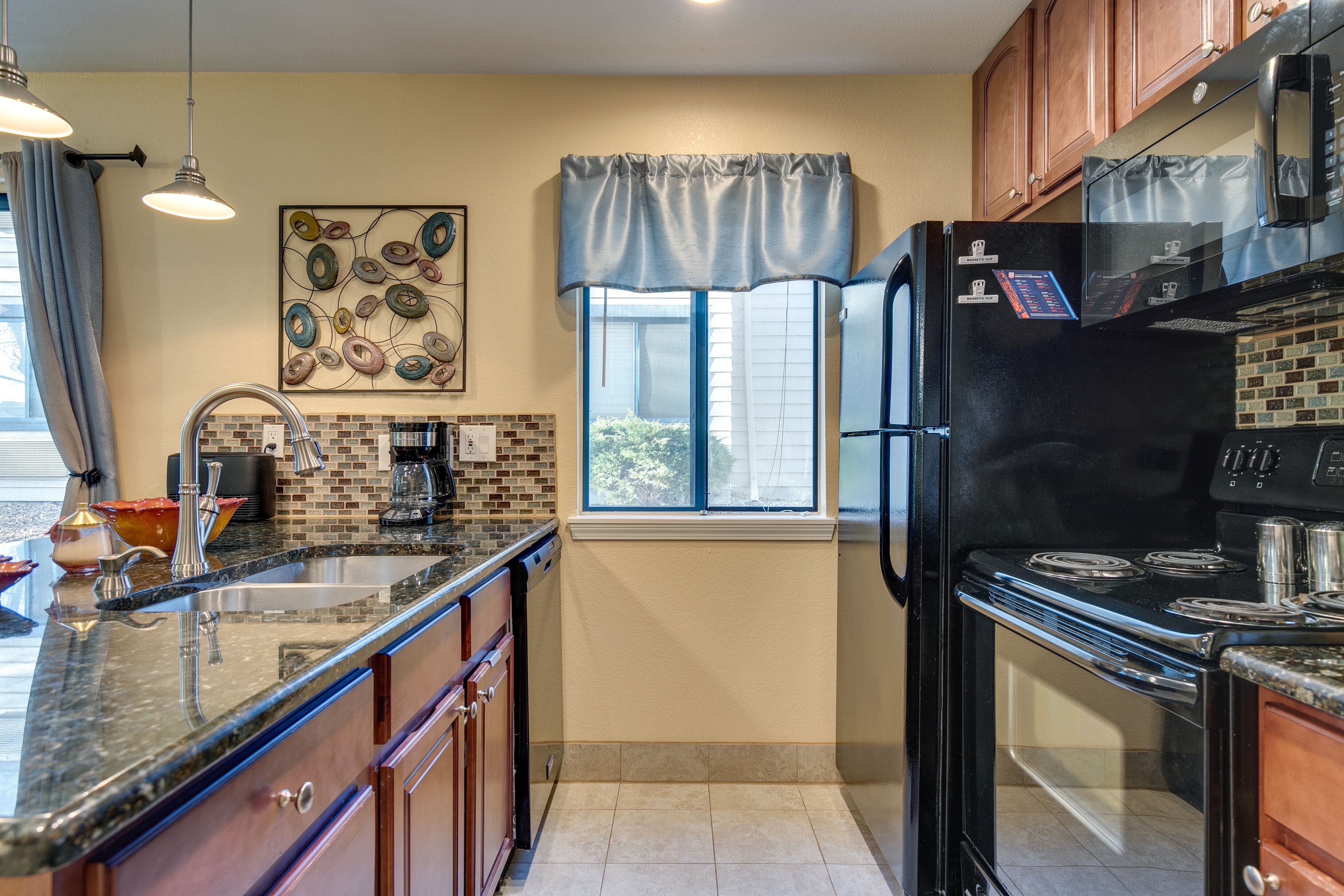 Réfrigérateur, micro-ondes, plaque de cuisson, lave-vaisselle