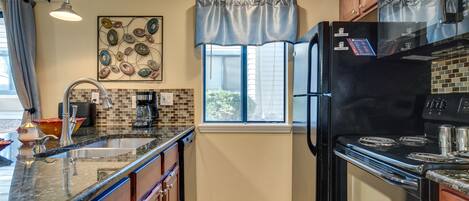 Réfrigérateur, micro-ondes, plaque de cuisson, lave-vaisselle