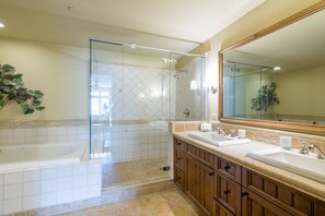 Badewanne und Dusche (separat), Haartrockner, Handtücher