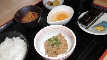 Daily cooked-to-order breakfast (JPY 1000.00 per person)