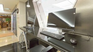 A modern office desk with a computer, keyboard, and mouse. - Shimizu City Hotel (Shizuoka)