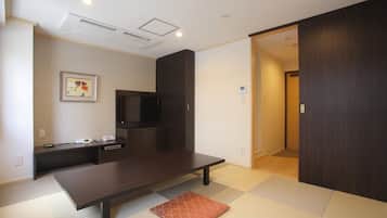 Traditional Room, Non Smoking | Living area | Flat-screen TV, pay movies