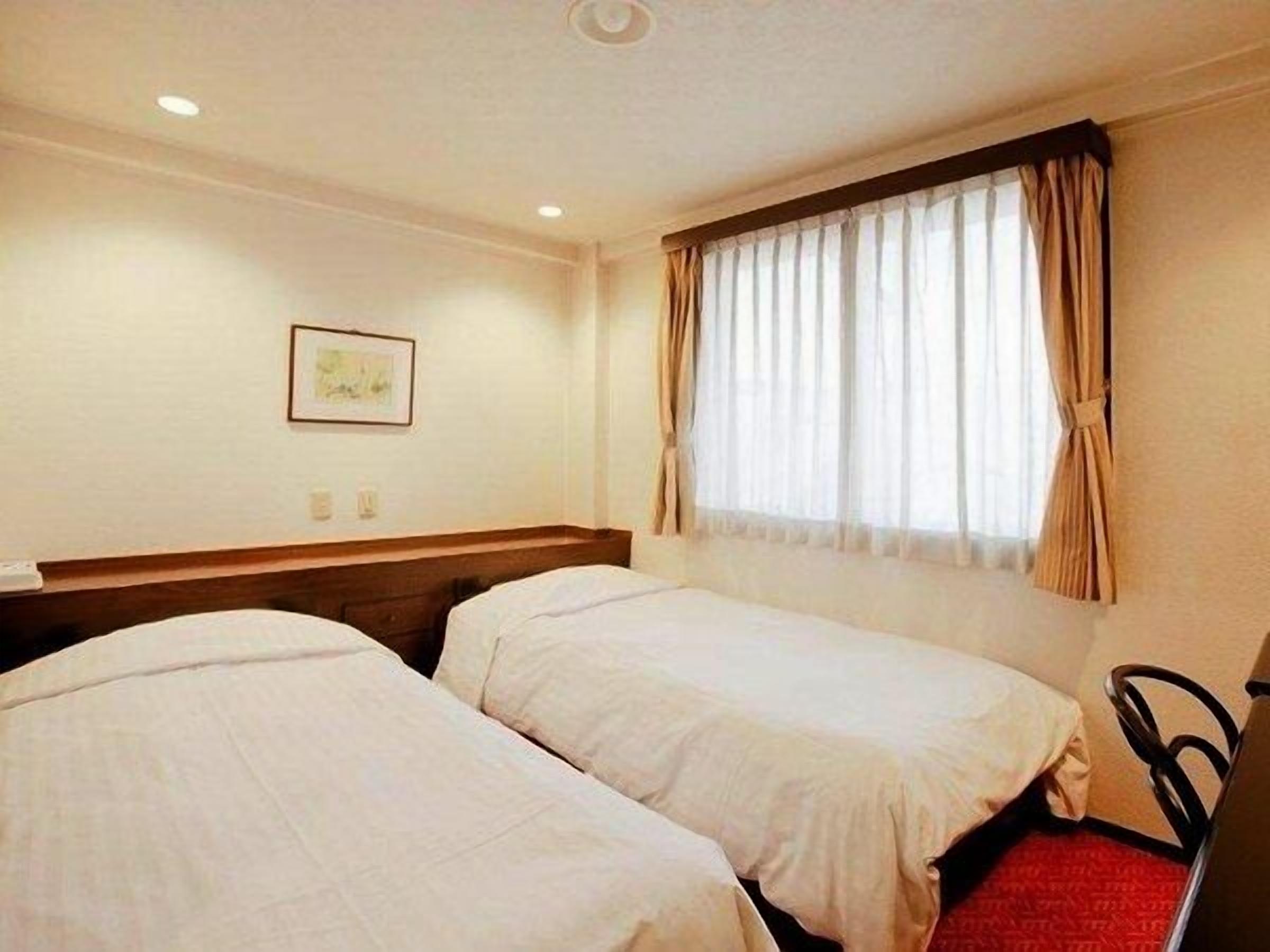 Escritorio, wifi gratis y ropa de cama 
