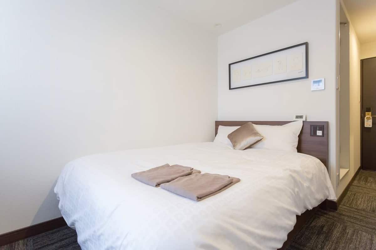 Compact Double Room, Non Smoking | Desk, free WiFi, bed sheets