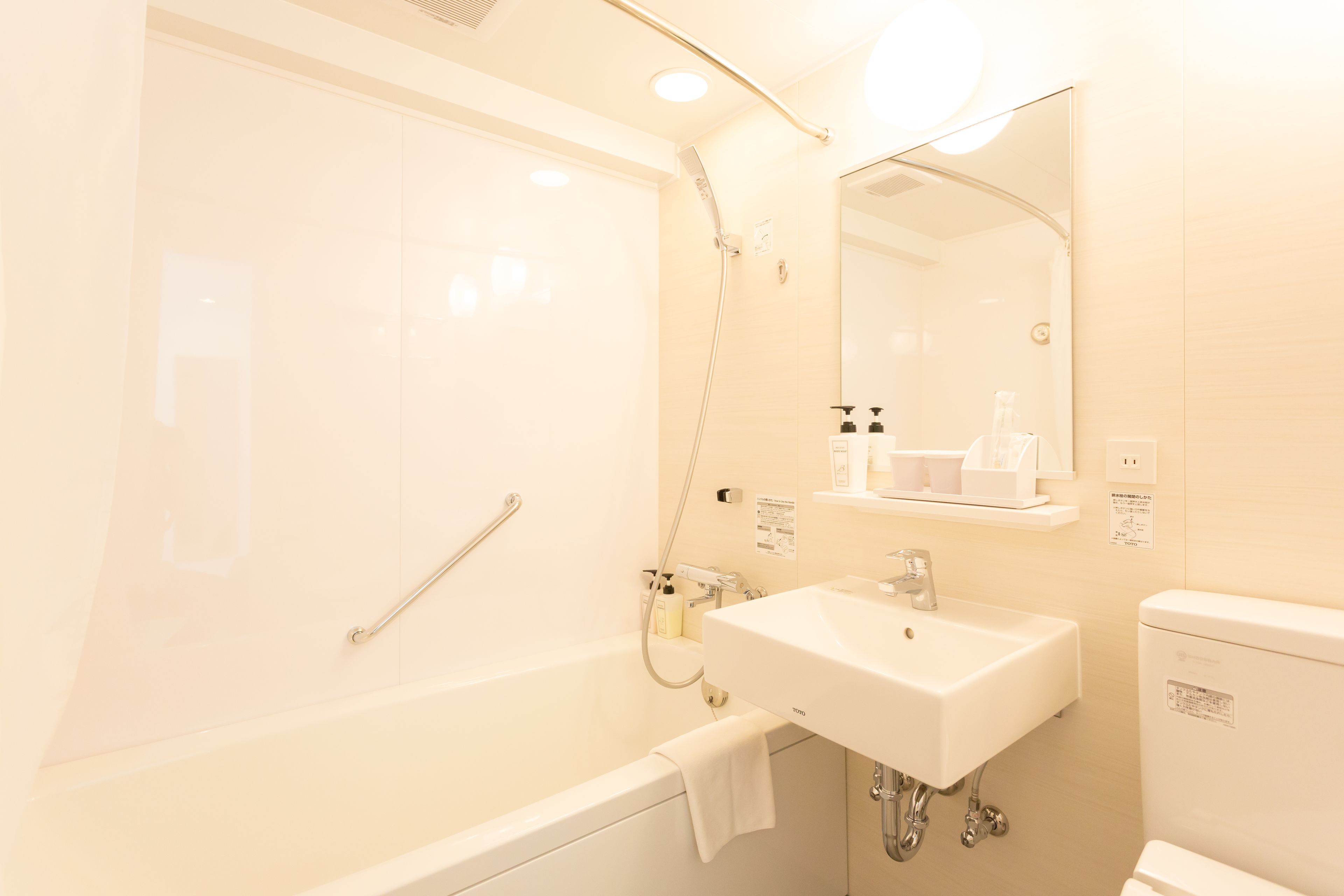 Deluxe Double Room, Non Smoking | Bathroom | Combined shower/tub, rainfall showerhead, free toiletries, slippers