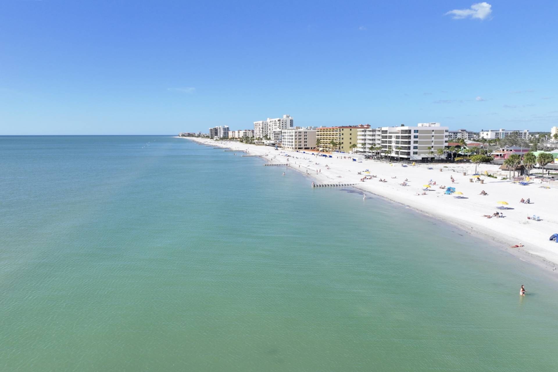 Tæt på stranden, badehåndklæder, motorsejlads, fiskeri
