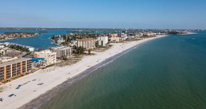 Huge House with Beachfront Patio! Vacation for the Entire Family. Free Fun Activities!