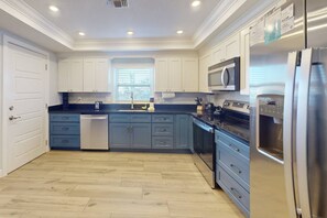 Réfrigérateur, four à micro-ondes, lave-vaisselle, cafetière-théière