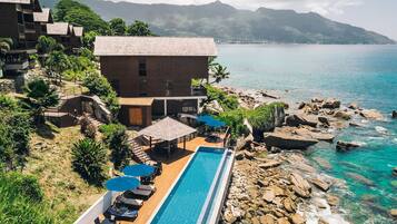 Piscine extérieure, parasols de plage, chaises longues