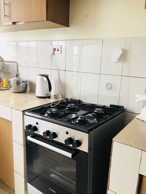 Køleskab, mikrobølgeovn, ovn, kaffe-/temaskine