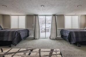 Desk, iron/ironing board, free WiFi, bed sheets - Large Bountiful Studio (Bountiful)