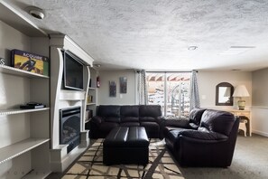 TV, fireplace, toys, books - Large Bountiful Studio (Bountiful)