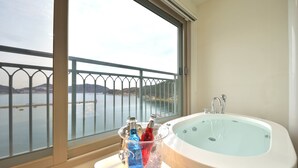 Outdoor spa tub - Geoje Jisefo Family Residence (Geoje)
