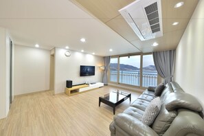 루비, 사파이어, 진주- 현장에서 추가 인원 요금 10,000원 | 거실 공간 | 케이블 채널 시청이 가능한 50인치 평면 TV, TV