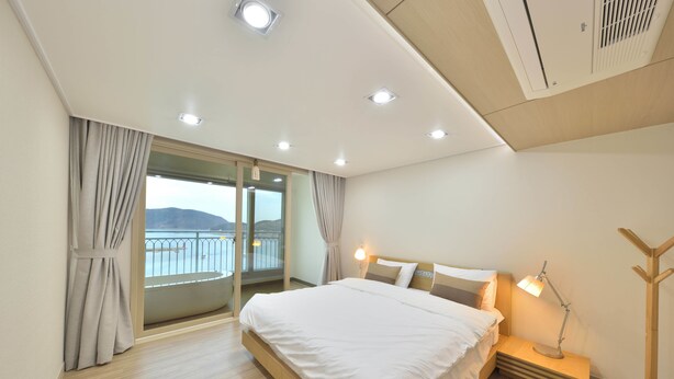 Pearl, Sapphire, Ruby- Extra Person Charge Pay On Site | Premium bedding, WiFi (free) - Geoje Jisefo Family Residence (Geoje)