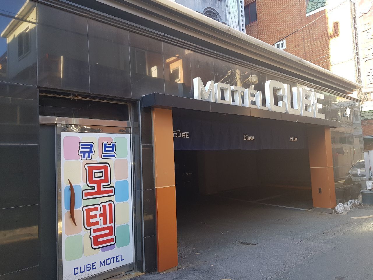 A building with a sign reading "MOTEL CUBE".