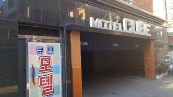 A building with a sign reading "MOTEL CUBE".