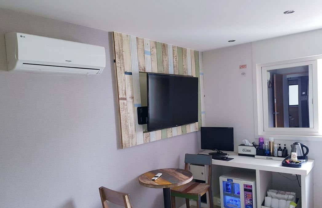 Escritorio, sistema de insonorización y wifi 