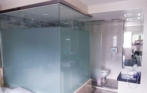 Deluxe Room | Bathroom | Combined shower/bathtub, jetted bath, free toiletries, hair dryer - Cube Hotel (Busan)