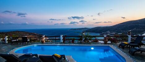 季節性室外游泳池,提供泳池遮陽傘和日光浴躺椅