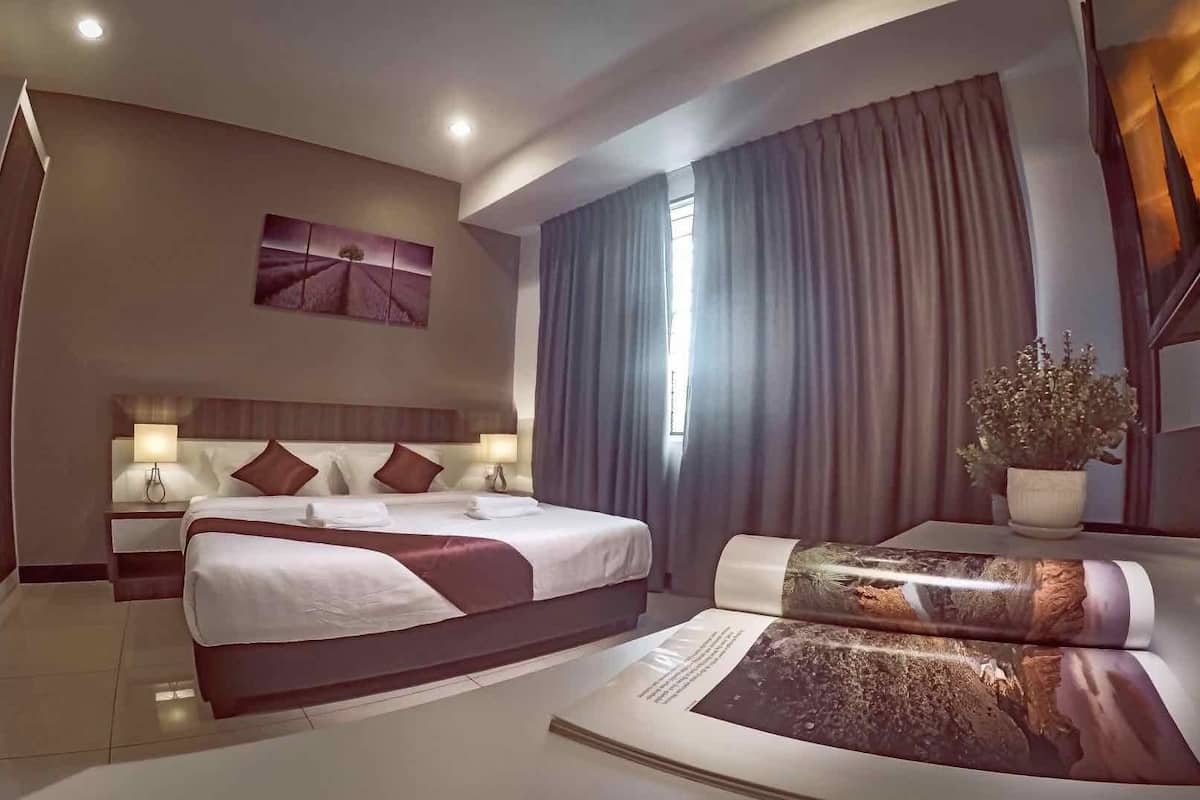 Nhà liên kế tiện nghi đơn giản | Bộ đồ giường cao cấp, bàn, bàn ủi/dụng cụ ủi quần áo