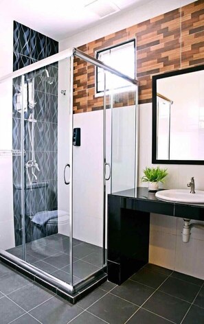 Economy-Villa | Badezimmer | Dusche, kostenlose Toilettenartikel, Haartrockner, Handtücher