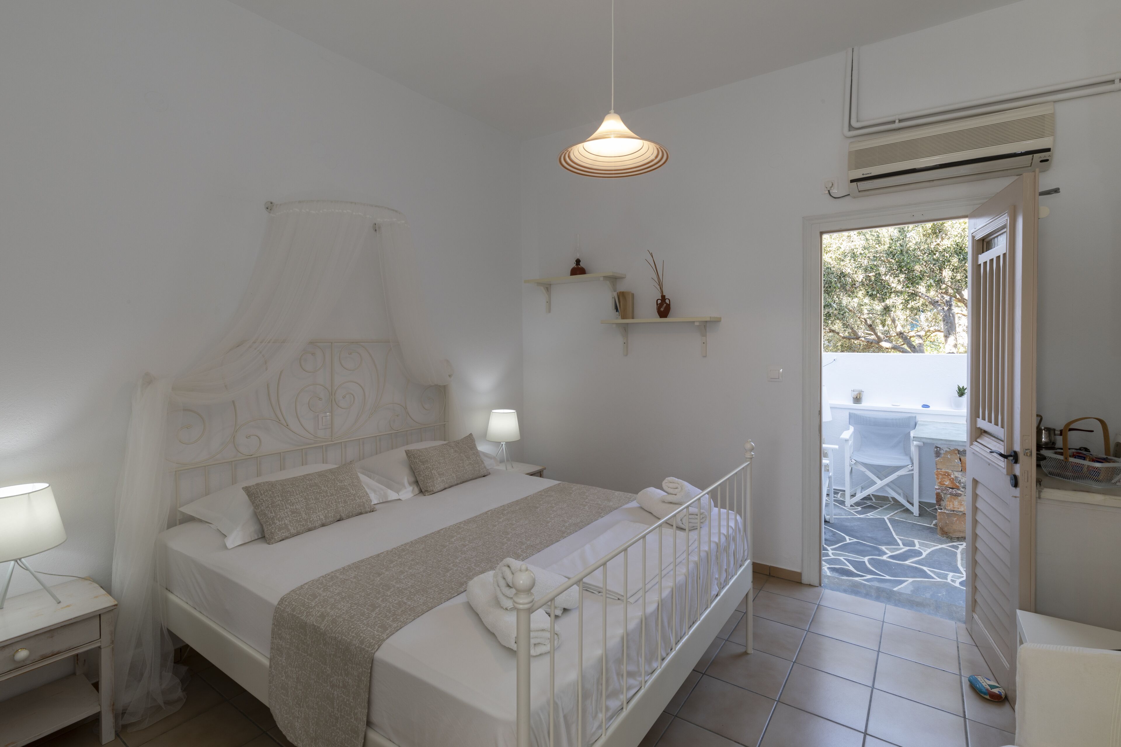 Una camera da letto ordinata con un letto, comodini e una finestra.