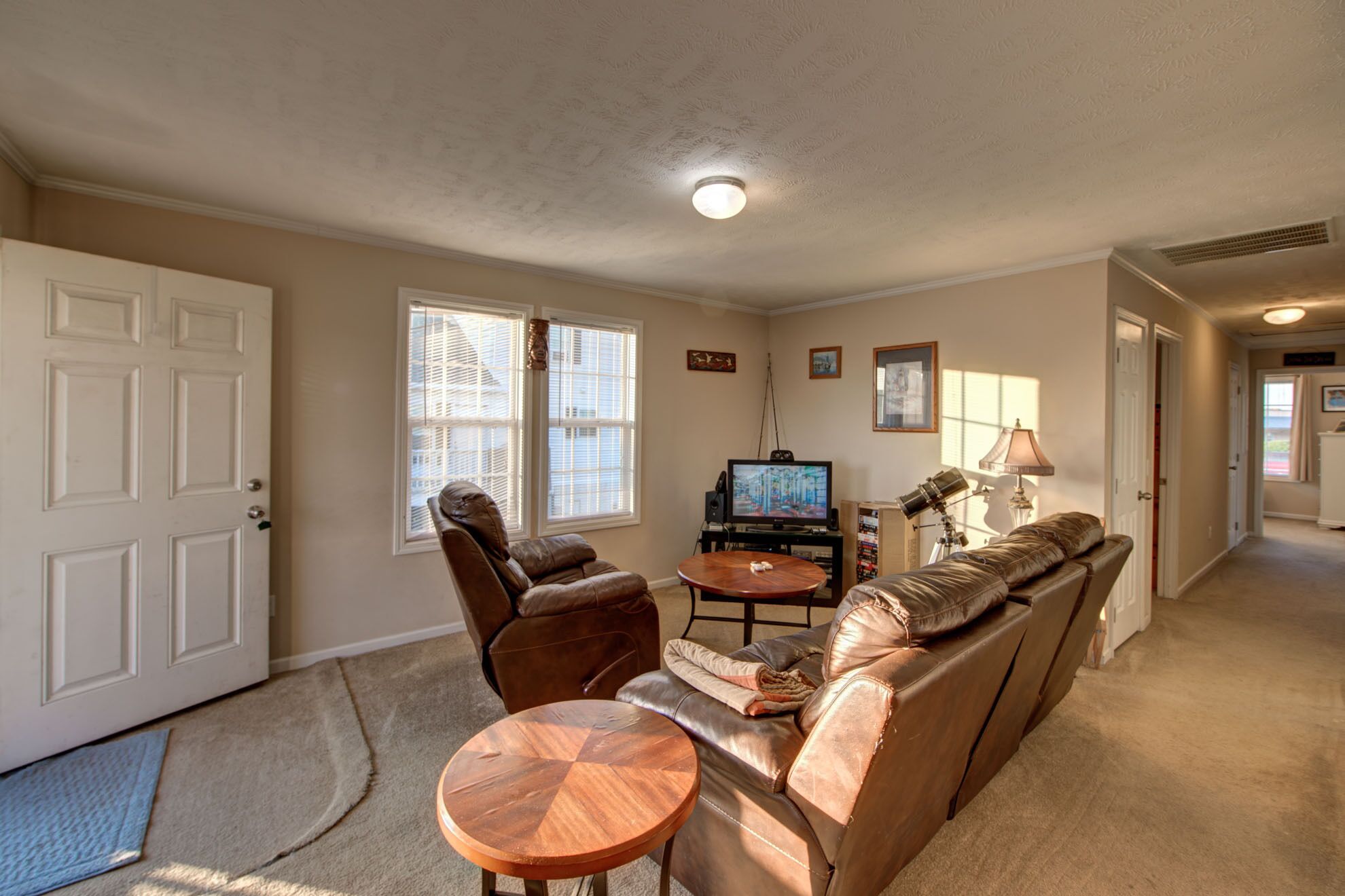 well-located beach cottage with a boat ramp access