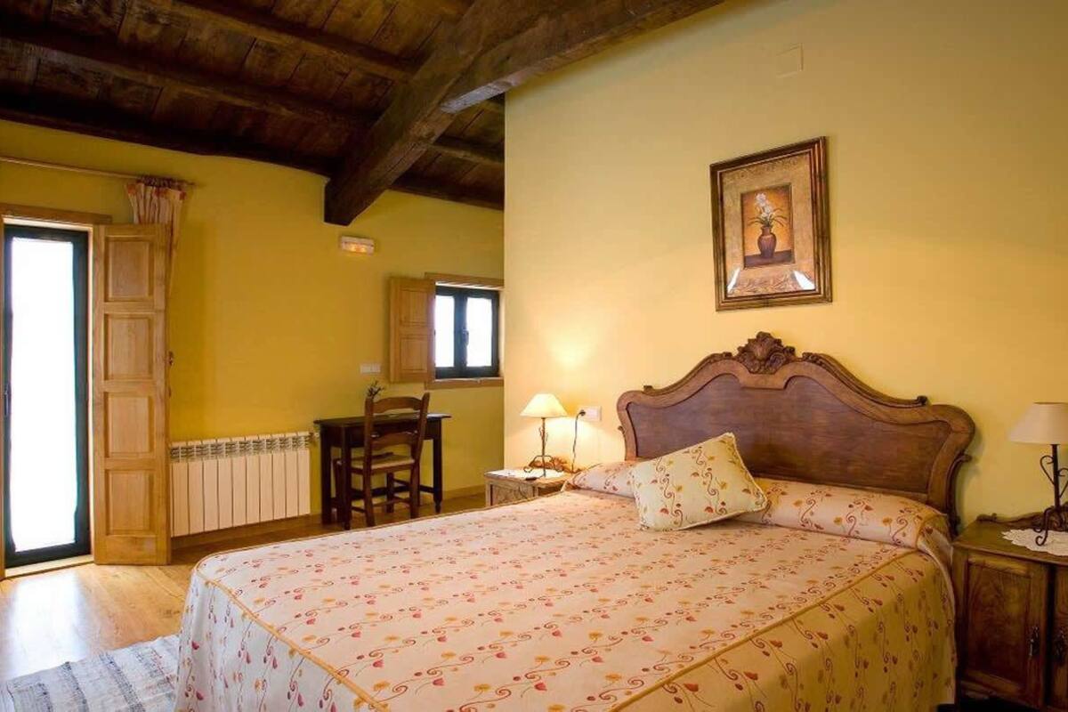 Cubrecamas, cortinas blackout, wifi gratis y ropa de cama