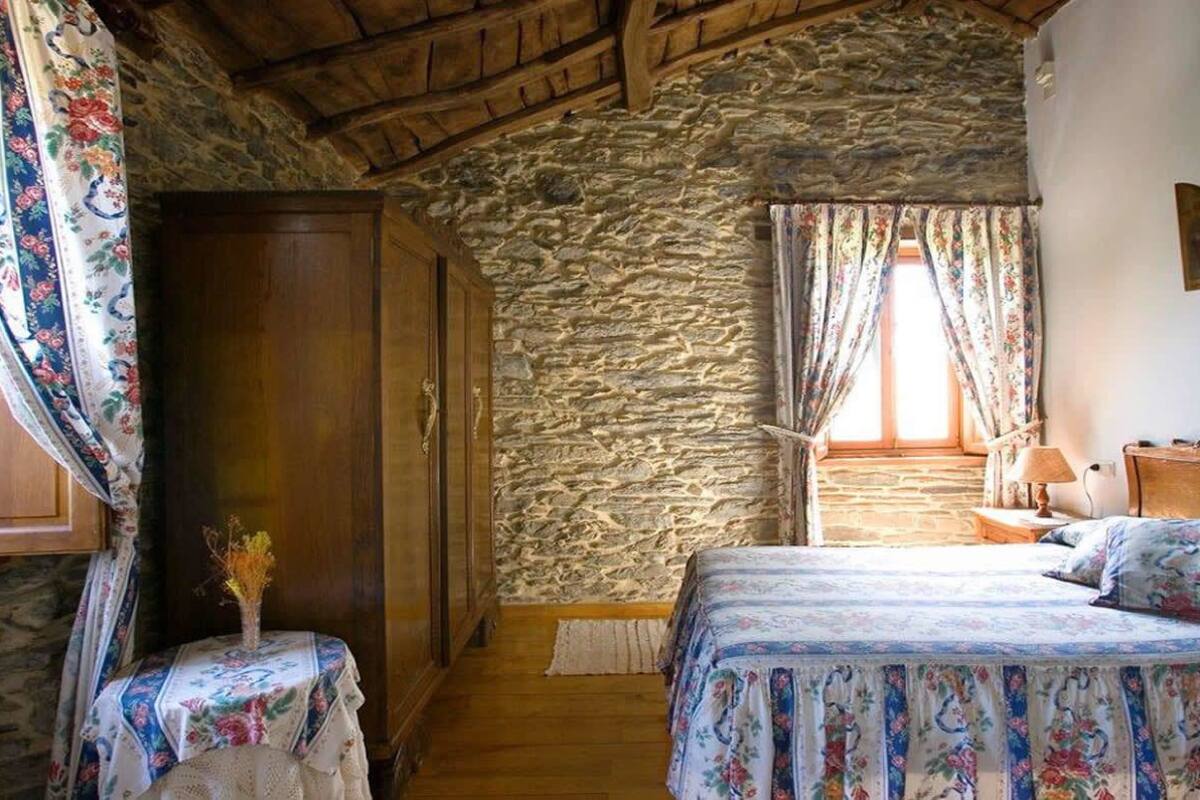 Cubrecamas, cortinas blackout, wifi gratis y ropa de cama