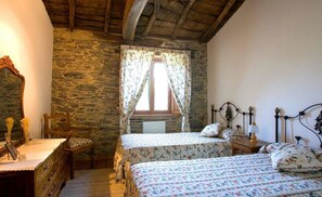 Cubrecamas, cortinas blackout, wifi gratis y ropa de cama