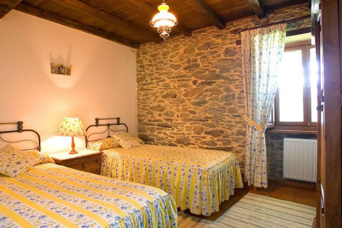 Cubrecamas, cortinas blackout, wifi gratis y ropa de cama
