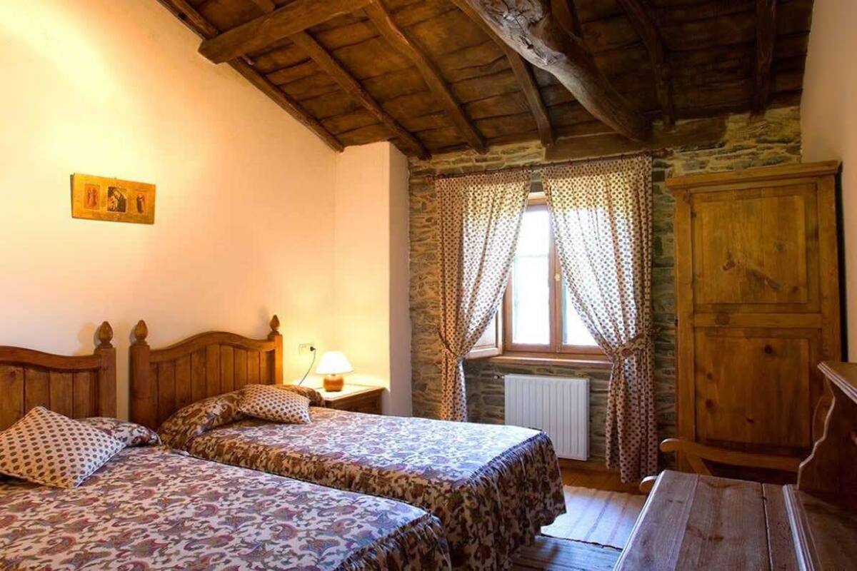 Cubrecamas, cortinas blackout, wifi gratis y ropa de cama