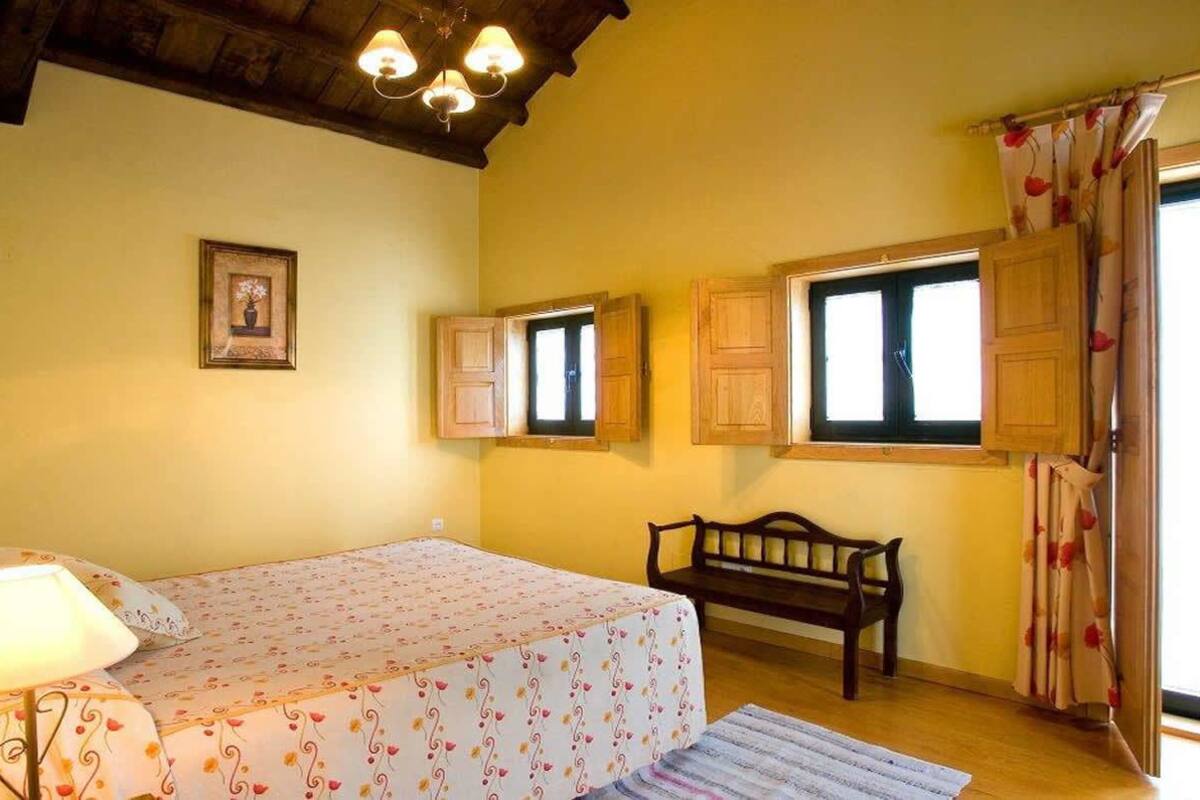 Cubrecamas, cortinas blackout, wifi gratis y ropa de cama