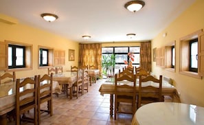 Desayuno continental diario (EUR 4 por persona)