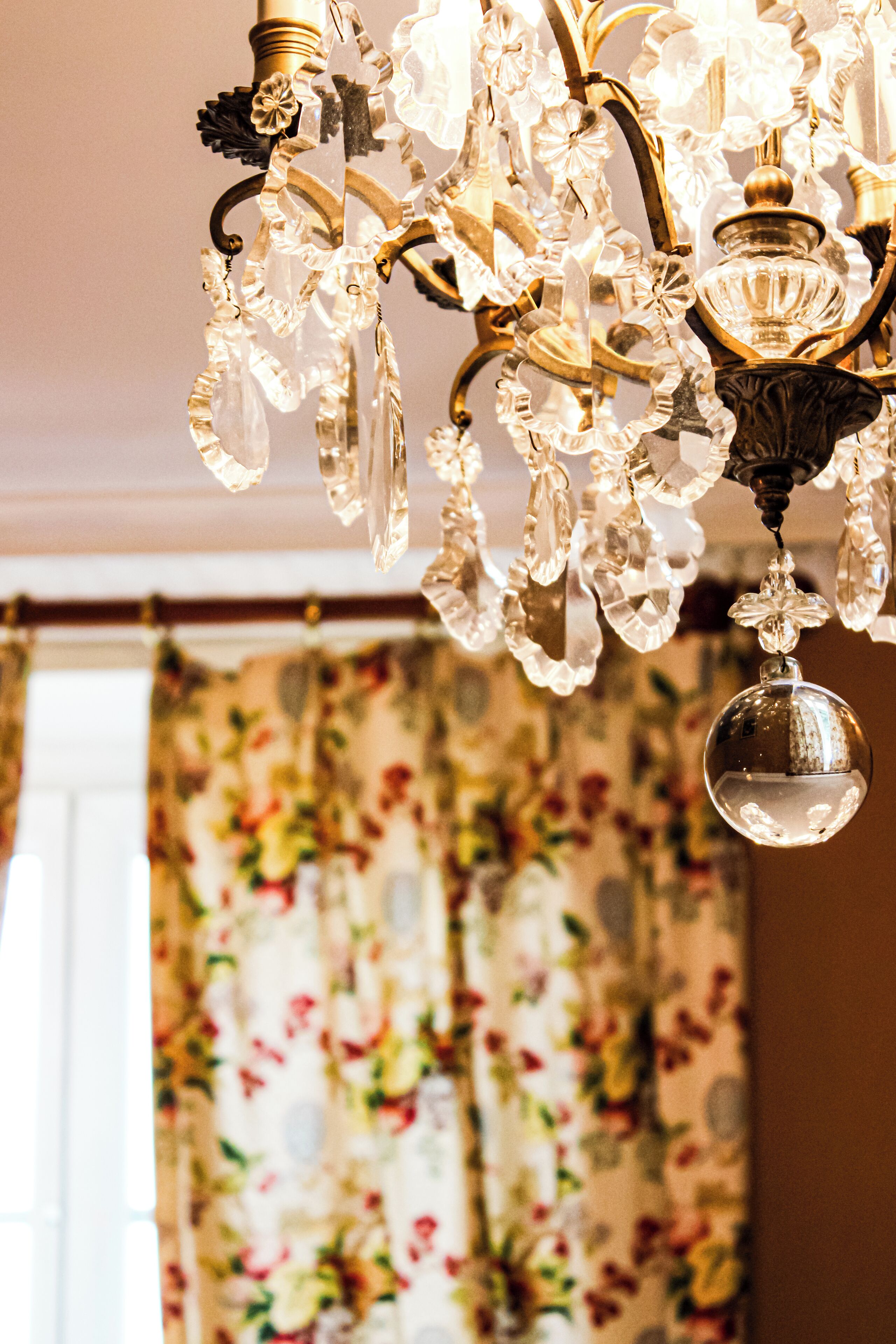 Un candelabro con adornos de cristal.