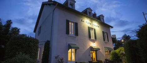 Fassade der Unterkunft – Abend/Nacht