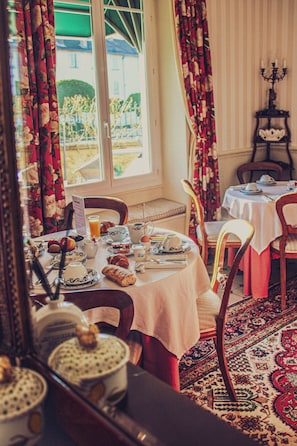 Tägliches großes Frühstück (12.50 EUR pro Person)