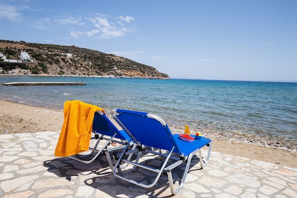 Sulla spiaggia, lettini da mare, ombrelloni