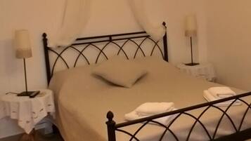 Caja de seguridad en la habitación y tabla de planchar con plancha