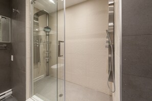 Douche, douche à « effet pluie », sèche-cheveux, serviettes fournies