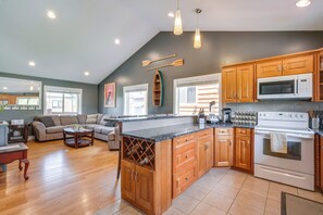 Fridge, microwave, stovetop, dishwasher