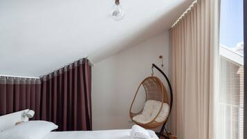 1 bedroom, desk, blackout curtains, soundproofing